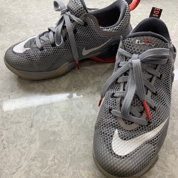 Boys Nike Lebron shoes - Picture 2 of 2